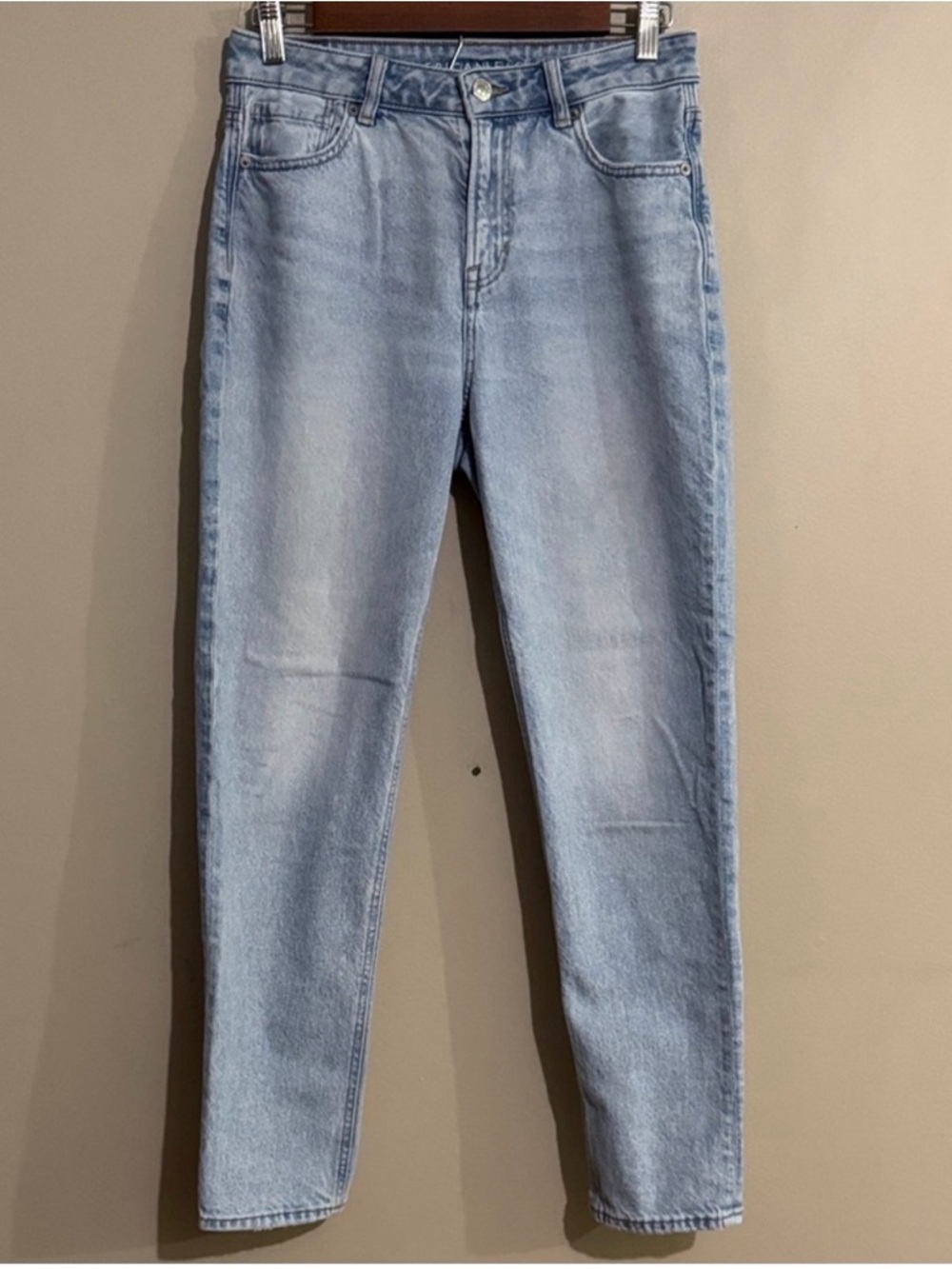 American Eagle Outfitters High Waisted Mom Jean Light Blue Denim Women's
Size 4 - Picture 7 of 8